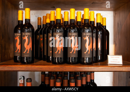 " El Grifo' vino rosso sul display in El Museo del Vino nella zona di produzione vinicola La Geria a Lanzarote. Foto Stock