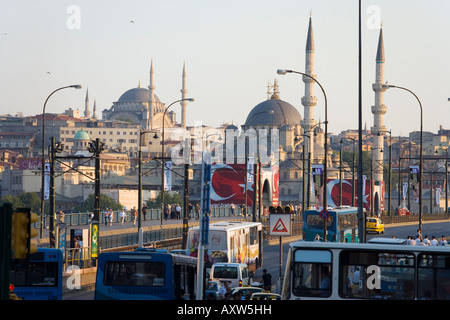 Istanbul, regione di Marmara, Turchia; la vista del Ponte di Galata, nuova moschea e la Moschea di Suleymaniye Foto Stock