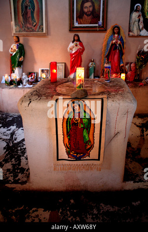 Interno di una vecchia cappella Spagnola di Albuquerque nel New Mexico USA Foto Stock