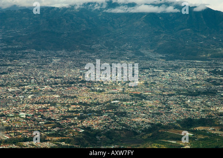 Avvicinando San Jose dall'aria, Costa Rica Foto Stock