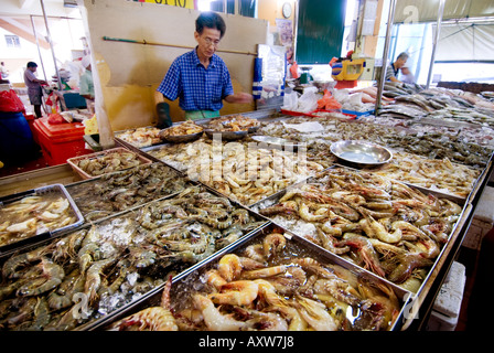 Centro Tekka Little India fishmarket mercato del pesce a Singapore il mercato bagnato la vendita di frutta e verdura fresca carne pesce spezie cibo Foto Stock