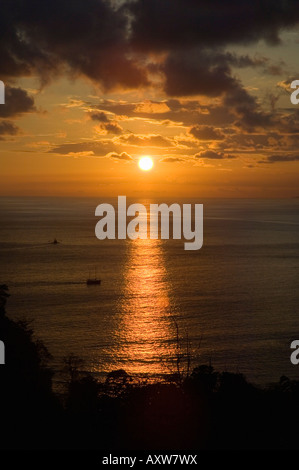 Tramonto sul Pacifico vicino a Manuel Antonio, Costa Rica Foto Stock