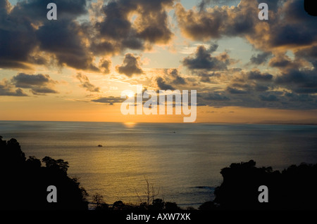 Tramonto sul Pacifico vicino a Manuel Antonio, Costa Rica Foto Stock