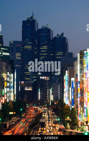 Il Park Hyatt Hotel, posizione del film Lost in Translation, e il traffico intenso di notte Shinjuku, Tokyo, Giappone, Asia Foto Stock