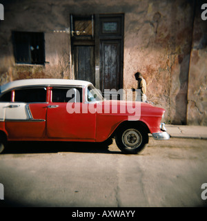 Vecchia auto rossa, Havana, Cuba, West Indies, America Centrale Foto Stock