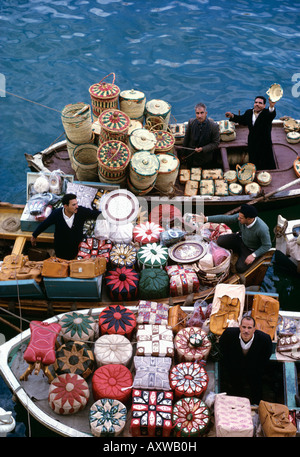 I fornitori di arabi che vendono merci da piccole bumboats ad una nave in visita a metà degli anni sessanta a Suez Canal porta di ingresso detta Egitto Foto Stock