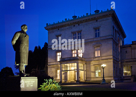 Illuminata la statua di Friedrich Alfred Krupp (1854-1902) di fronte alla Piccola Casa della Villa Huegel, in Germania, in Renania del Nord- Foto Stock