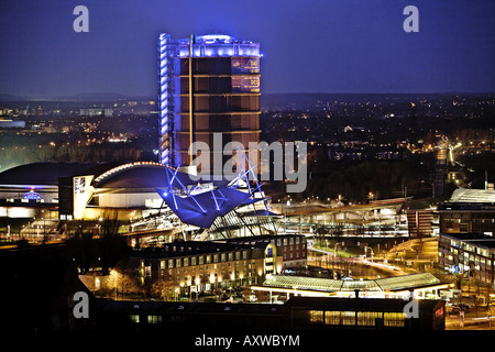 Neue Mitte con la sala eventi Arena di Oberhausen, i moderni bus e tram e stazione Gasometro, in Germania, in Renania settentrionale-W Foto Stock