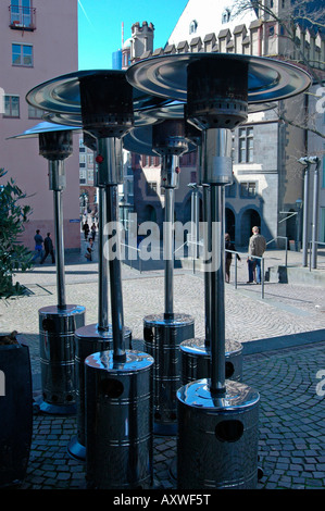 Ristorante riscaldatori in piedi sulla strada dopo la stagione invernale Foto Stock