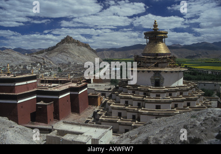 Tibetano stupa buddisti e gompa fort in background Gyantse altopiano Tibetano regione autonoma del Tibet Repubblica Popolare Cinese Foto Stock