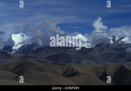 Cime innevate vette dell'Himalaya arido sterile tetro vasto rainshadow secco visualizza vista orizzonte Tingri altopiano Tibetano Tibet Cina Foto Stock