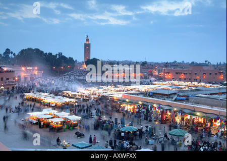 Piazza Djemma el Fna e la Moschea di Koutoubia al crepuscolo, Marrakech, Marocco, Africa Settentrionale, Africa Foto Stock