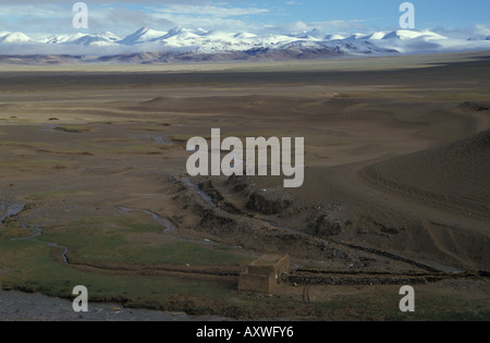 Snow capped picchi di montagna arida orizzonte tetro sterile vasto altopiano Tibetano alba regione autonoma del Tibet repubblica popolare della Cina Foto Stock