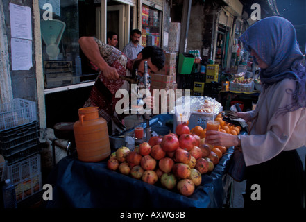 Il succo di melograno Venditore frutto di spremitura per il cliente a Damasco in Siria Foto Stock