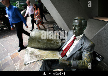 Una statua di un uomo che legge un giornale in piazza Australia Sydney Australia Foto Stock