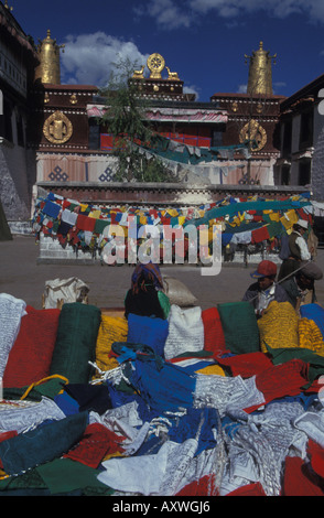 Il Buddismo colorati preghiera bandiera market bazar tibetano di stallo buddisti tibetani Jokhang Tempio Barkhour Lhasa Tibet Cina Foto Stock