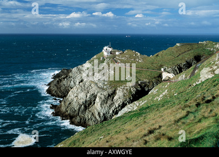 Promontorio di roccia con il faro in Irlanda costa atlantica Foto Stock