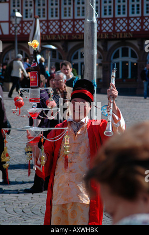 Chinaman che mostra le abilità di giocoleria a Roemer Francoforte Germania Foto Stock