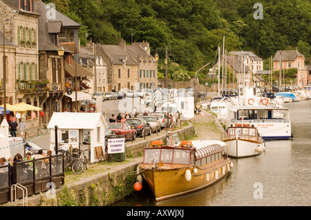 Barche sul fiume Rance e waterfront cafes in Port du Dinan, Bretagna, Francia, Europa Foto Stock