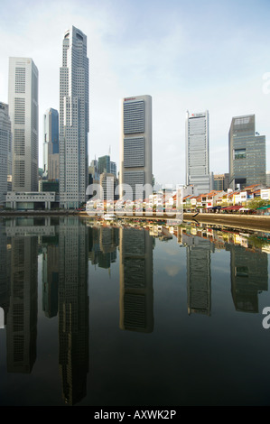 La mattina presto, Boat Quay e il Fiume Singapore con il quartiere finanziario dietro, Singapore, Sud-est asiatico, in Asia Foto Stock