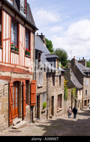 Vecchio francone ed edifici in pietra nel pittoresco villaggio di Dinan, Bretagna, Francia, Europa Foto Stock