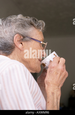 Donna anziana avente una bevanda di caffè Foto Stock