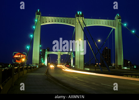 HENNEPIN AVENUE ponte sopra il fiume Mississippi collegando il centro di Minneapolis, Minnesota e NICOLLET ISLAND. Crepuscolo. Foto Stock