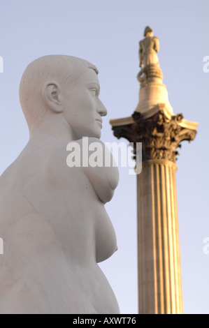 Londra Inghilterra. Trafalgar Square. Il quarto plinto con una temporanea scultura mostra Alison riunitore di Marc Quinn e Nelson la colonna. Foto Stock