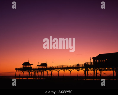 Sunset over Lytham pier a Lytham, Lancashire. Foto Stock