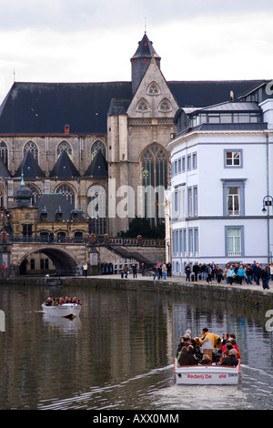 Imbarcazione turistica nella parte anteriore di Saint Michaels chiesa sul canale di Gand, Belgio Foto Stock