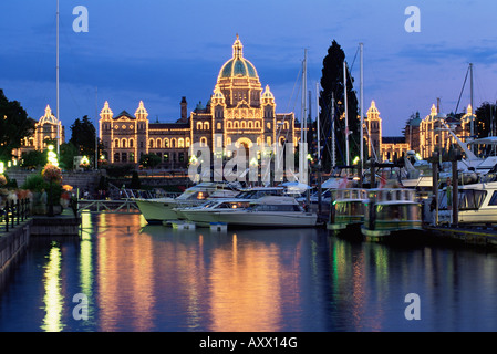 Vista sul Porto Interno agli edifici del Parlamento, di notte, Victoria, Isola di Vancouver, Columbia Britannica (a.C.), Canada Foto Stock