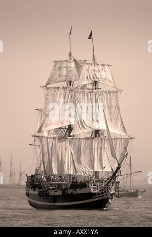 La nave alta Grand Turk che naviga attraverso il Solent in Hampshire, Inghilterra. Foto Stock