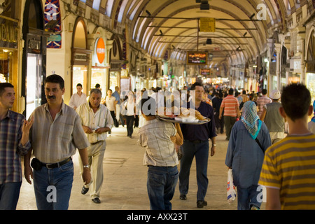 Istanbul, regione di Marmara, Turchia; central avenue nel Grand Bazaar Kapali carsi. Foto Stock