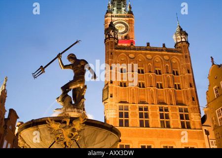 La fontana di Nettuno e la Town Hall illuminata al crepuscolo, Dlugi Targ (Mercato Lungo), Gdansk, Pomerania, Polonia, Europa Foto Stock