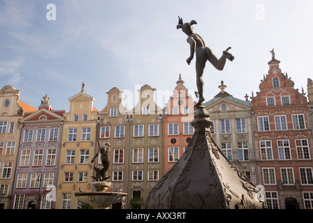 Dlugi Targ (Mercato Lungo), rivestita con case medievali, Gdansk, Pomerania, Polonia, Europa Foto Stock