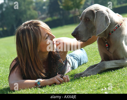 La donna posa con cani Weimaraner Foto Stock