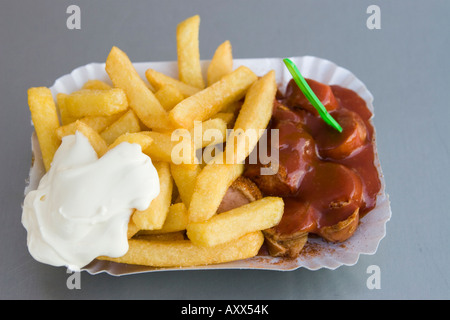 Berlin pommes frites Currywurst Berlino tipico fast food Foto Stock