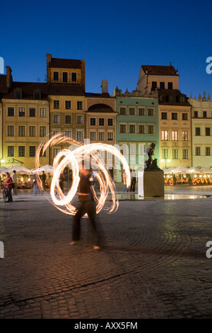 Artisti di strada nella parte anteriore del case, ristoranti e caffetterie a crepuscolo, la Piazza della Città Vecchia (Rynek Stare Miasto), Varsavia, Polonia Foto Stock