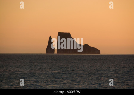 Kicker Rock al tramonto visto da San Cristobel Cerro Brujo Galapagos spiaggia Foto Stock