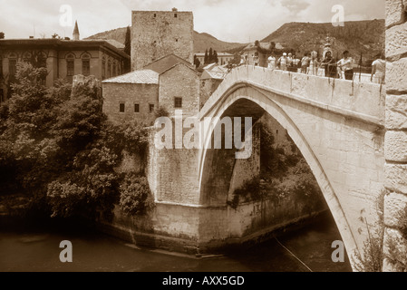 Originale di Mostar campata singola ponte Ottomano, costruito nel XVI secolo.Progettato da Mimar Hayruddin,distrutto il 13 novembre 1993. Foto Stock