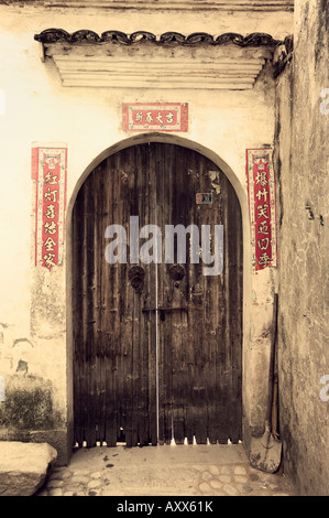 La porta e i caratteri cinesi, Hong Cun (Hongcun) villaggio, Sito Patrimonio Mondiale dell'UNESCO, provincia di Anhui, Cina e Asia Foto Stock