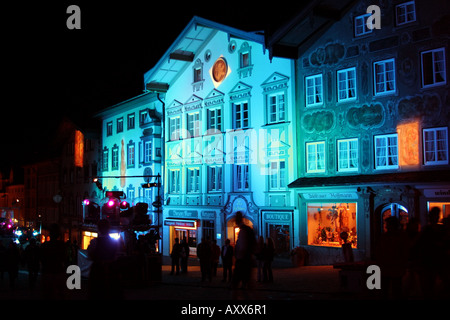 Illuminata storica Marktstraße in occasione del 100° anniversario come una città di Bad Toelz Baviera Germania Foto Stock