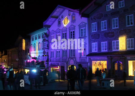 Illuminata storica Marktstraße in occasione del 100° anniversario come una città di Bad Toelz Baviera Germania Foto Stock