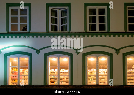 Illuminata storica Marktstraße in occasione del 100° anniversario come una città di Bad Toelz Baviera Germania Foto Stock