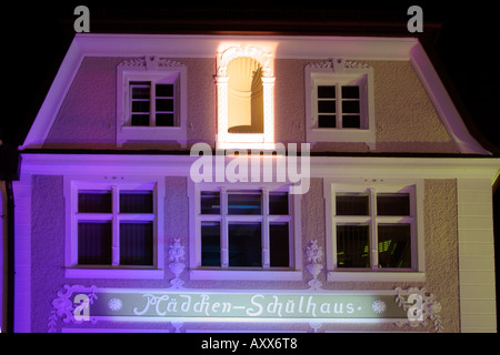 Illuminata storica Marktstraße in occasione del 100° anniversario come una città di Bad Toelz Baviera Germania Foto Stock