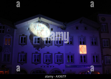 Illuminata storica Marktstraße in occasione del 100° anniversario come una città di Bad Toelz Baviera Germania Foto Stock