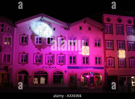 Illuminata storica Marktstraße in occasione del 100° anniversario come una città di Bad Toelz Baviera Germania Foto Stock