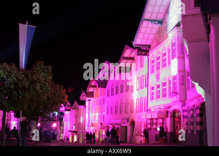 Illuminata storica Marktstraße in occasione del 100° anniversario come una città di Bad Toelz Baviera Germania Foto Stock