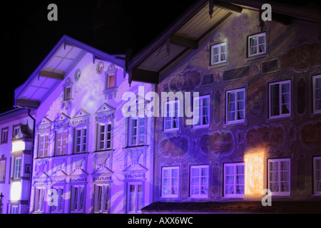 Illuminata storica Marktstraße in occasione del 100° anniversario come una città di Bad Toelz Baviera Germania Foto Stock