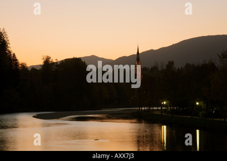 La mattina presto sunrise Bad Toelz attraverso il fiume Isar Baviera Germania Foto Stock